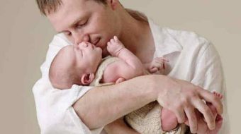 Nằm mơ thấy ẵm em bé là điềm báo gì? Đánh con gì? Số mấy?