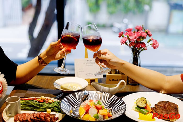 Hẹn hò nhau tại một nhà hàng cùng nhau ăn uống