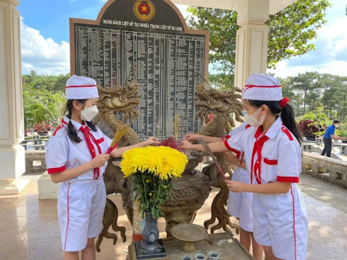 Hoạt động tổ chức viếng thăm nghĩa trang