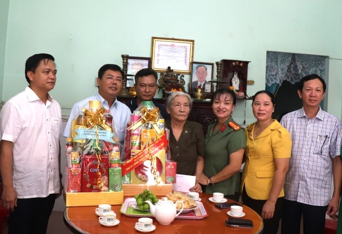 Tổ chức thăm hỏi gia đình thương binh, liệt sĩ và người có công với cách mạng