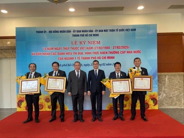 Lễ tôn vinh và khen thưởng các thành tích nổi bật của đội ngũ y bác sĩ, thầy thuốc