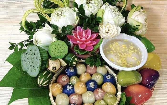 Bánh trôi, bánh chay được dâng lên tổ tiên vào dịp Tết Hàn Thực