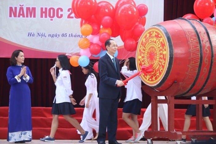 Hoạt động truyền thống diễn  ra vào ngày khai giảng ở Việt Nam
